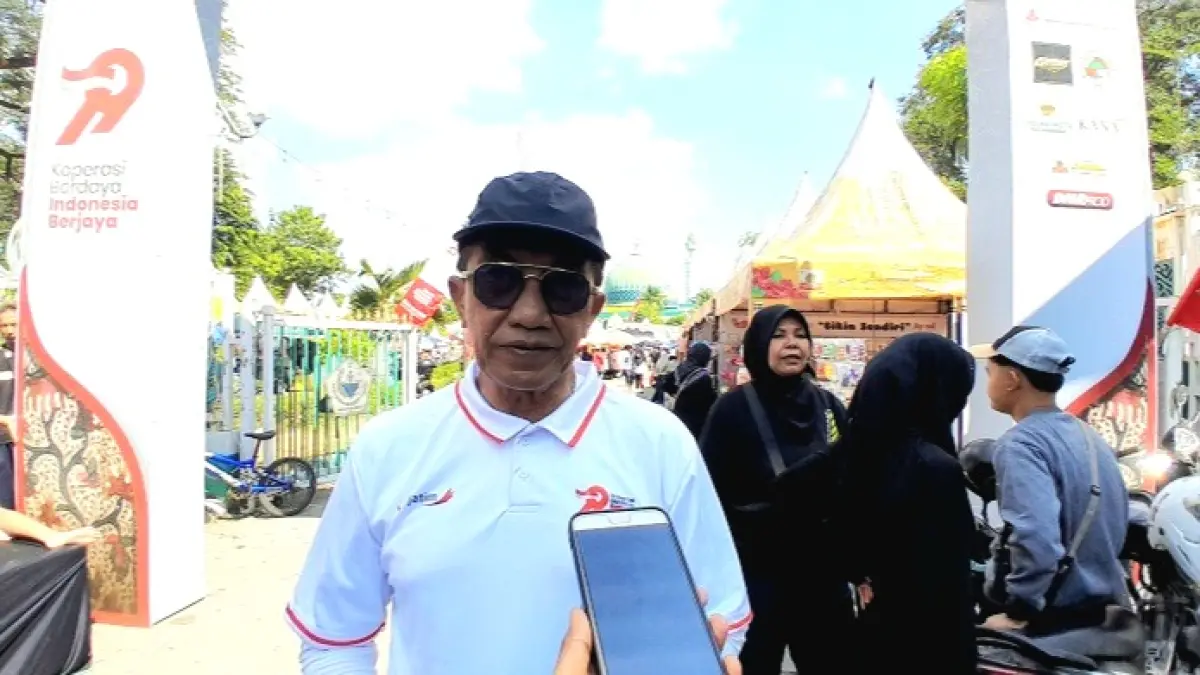 TEGAS: Bupati Pamekasan KH Kholilurrahman saat wawancara cegat dengan awak media di area Taman Arek Lancor. (M. KHOLIL RAMLI/JPRM)