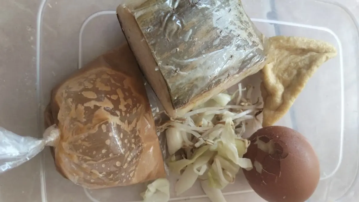 TIDAK LAYAK KONSUMSI: Potret menu SPPG Trunojoyo Yayasan Generasi yang mengalami pembusukan dan basi beberapa waktu lalu.&nbsp;