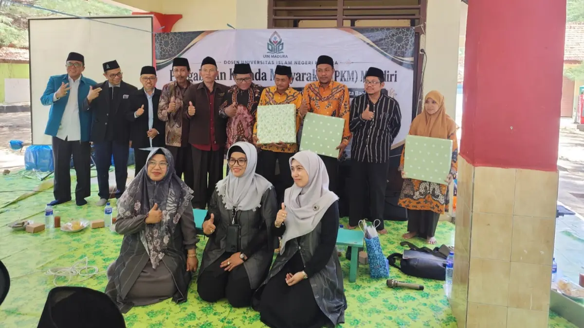 ANTUSIAS: fasilitator dan peserta foto bersama di sela PKM Pendampingan Implementasi Deep Learning dan Kurikulum Berbasis Cinta bagu guru Madrasah Nasy-atul Muta’allimin, Desa Candi, Kecamatan Dungkek, Sumenep, di Pantai Lombang.&nbsp;