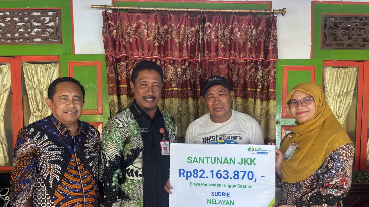 BERMANFAAT: Ahli waris almarhum Moh. Ilyas saat penerima klaim santunan kematian dari BPJS Ketenagakerjaan.