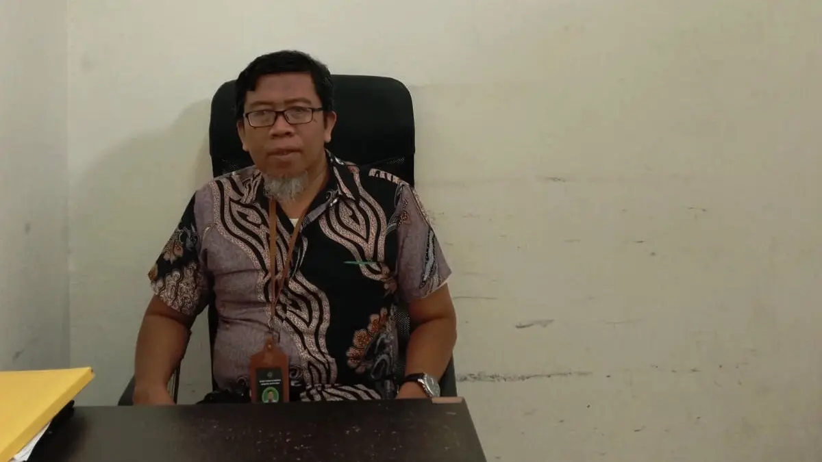 RAMAH: Kepala Instalasi Forensik dan Pemulasaraan Jenazah RSUD Syamrabu Bangkalan Edy Suharto saat ditemui di ruangannya, Kamis (30/7).