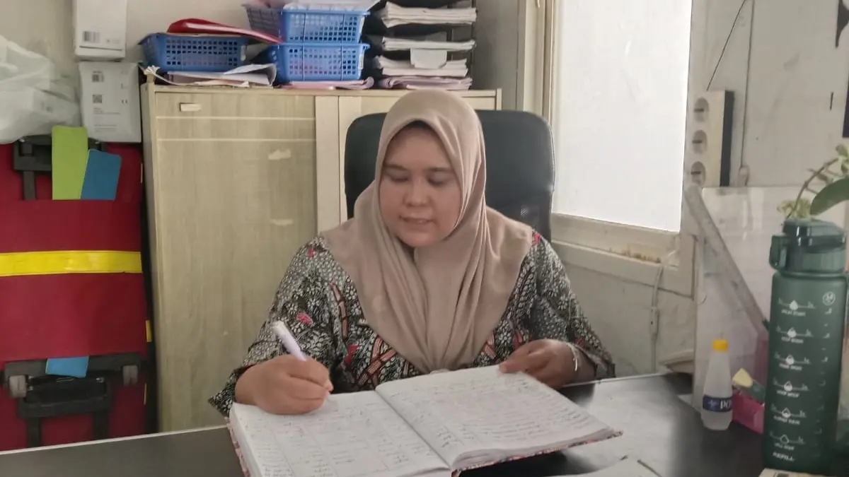 BERSEMANGAT: Kepala Ruangan Forensik dan Pemulasaraan Jenazah RSUD Syamrabu Bangkalan Nanik Budianti seusai memberikan keterangan di ruang kerjanya, Kamis (30/7)