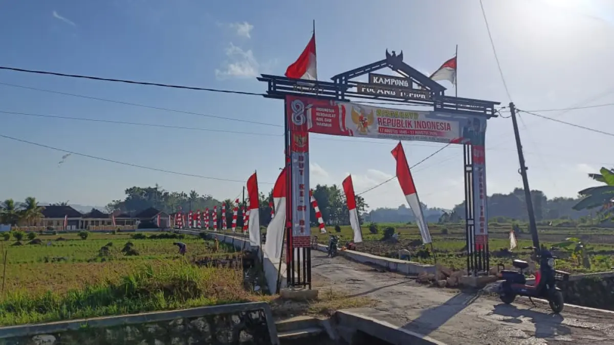 CINTA TANAH AIR: Bendera dan umbul-umbul merah putih berkibar di pintu masuk dan jalan utama Kampong Pocang Temor, Desa Cangkreng, Kecamatan Lenteng, Sumenep, Senin (4/8).