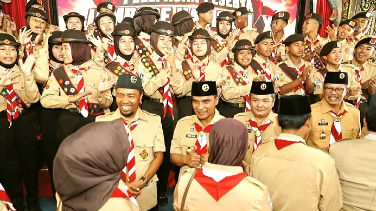 DELEGASI DAERAH: Bupati Bangkalan Lukman Hakim (tiga dari kanan), Wabup Moch. Fauzan Ja’far, Ketua Kwarcab Mohni bersalaman dengan peserta Jambore Nasional XII usai pelepasan di Pendopo Agung Senin (3/8). (PROKOPIM UNTUK JPRM)