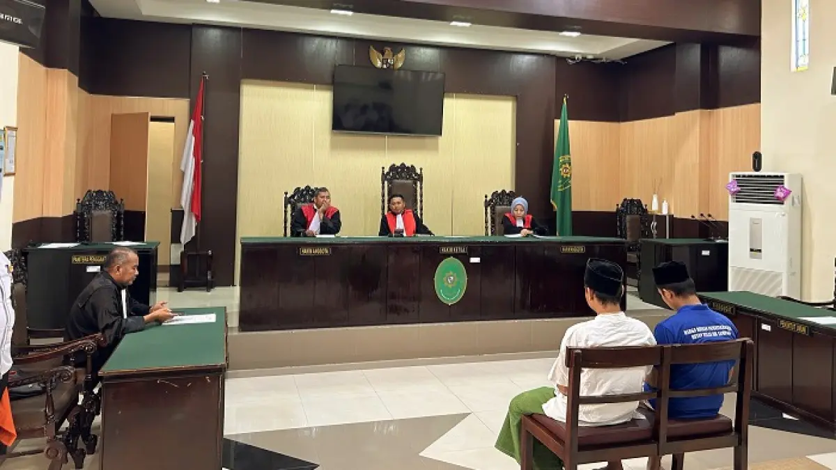 DIADILI: Kedua terdakwa penganiayaan guru tugas mengikuti sidang putusan di Pengadilan Negeri Sampang, Senin (25/5). (UBAIDILLAHIR RA’IE/JPRM)