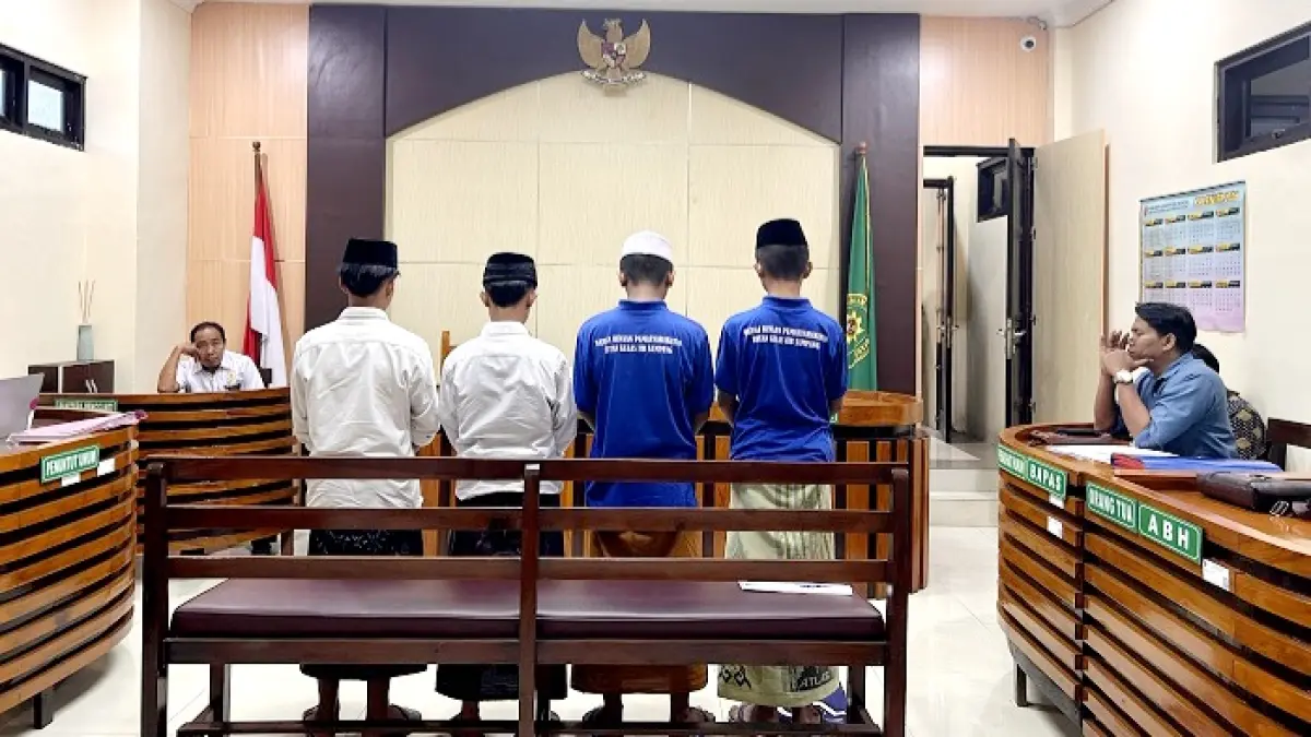 DIVONIS: Empat ABH kasus rudapaksa mengikuti sidang putusan di Pengadilan Negeri Sampang Senin (3/8). (UBAIDILLAHIR RA’IE/JPRM)