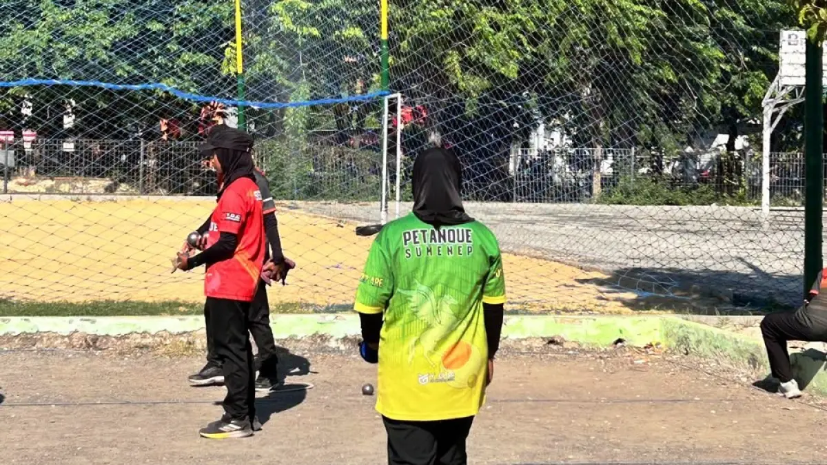 FOKUS: Sajumlah atlet FOPI Sumenep sedang menjalani latihan di lapangan Desa Pabian, Kecamatan Kota, pada Minggu (2/8).