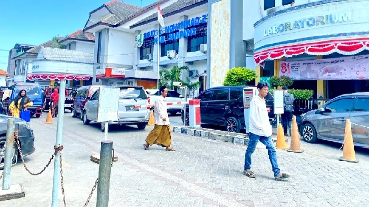 KESEHATAN: Pengunjung saat berada di halaman RSUD Mohammad Zyn Sampang, Senin (3/8). (AYU LATIFAH/JPRM)