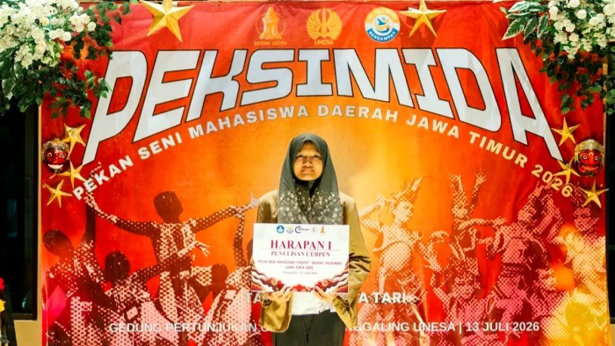 MEMBANGGAKAN:&nbsp; W. Rosariasti Nurul K. menerima piagam penghargaan juara harapan I Peksimida 2026 kategori lomba menulis cerpen di Gedung Pertunjukan Sawunggaling Unesa, Senin (13/7). (STKIP PGRI BANGKALAN UNTUK JPRM)