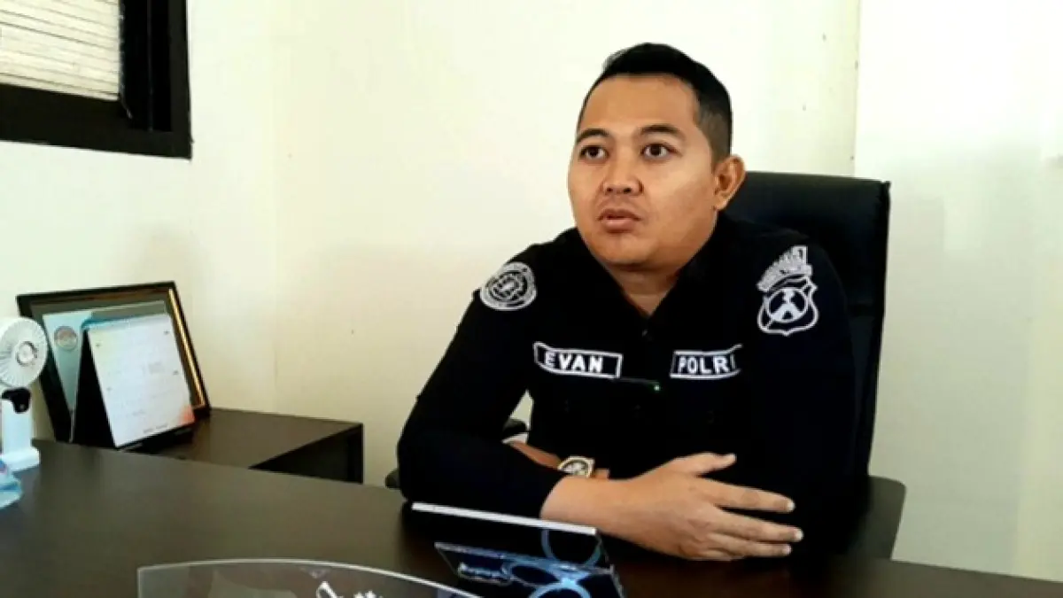 MEMBERIKAN KETERANGAN: Kasihumas Polres Pamekasan Ipda Yoni Evan Pratama di ruang kerjanya. (M. KHOLIL RAMLI/JPRM)