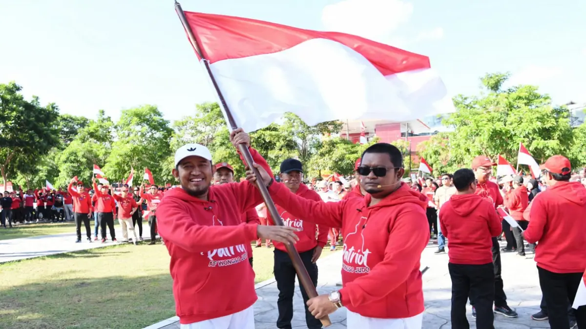 MERDEKA: Bupati Sumenep Achmad Fauzi Wongsojudo saat menyerahkan bendera kepada Plt Kepala Bakesbangpol Sumenep Yanuar Yudha Bachtiar di halaman pemkab, Senin (3/7).