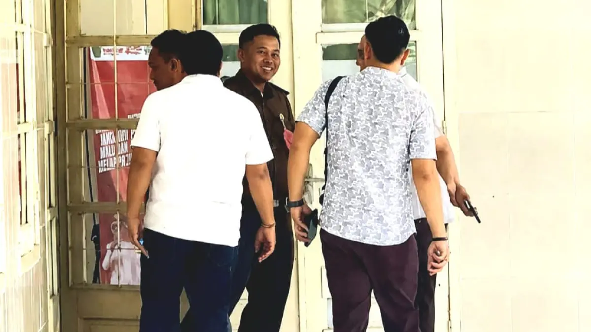 MONDAR-MANDIR: Petugas Kejari Pamekasan berada di sekitar kantor Dinas PUPR Pamekasan, Selasa (4/8). (MOH. IQBAL AFGANI/JPRM)