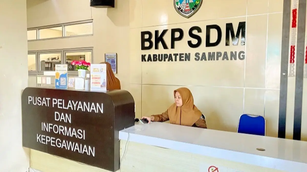 PELAYANAN: Salah satu ASN berada di meja pelayanan BKPSDM Sampang Senin (3/8). (AYU LATIFAH/JPRM)