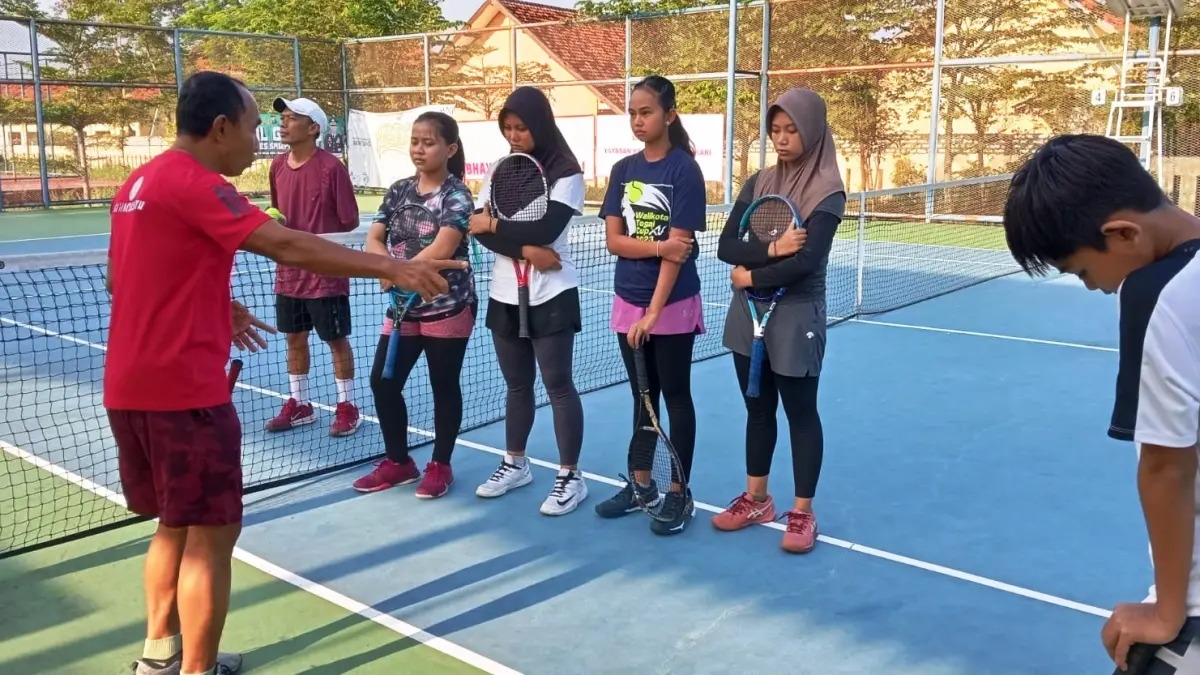 PENUH SEMANGAT: Atlet Pelti Sampang mengikuti latihan bersama di lapangan tenis Sampang Sport Center (SSC) Sampang, Kamis (9/7).