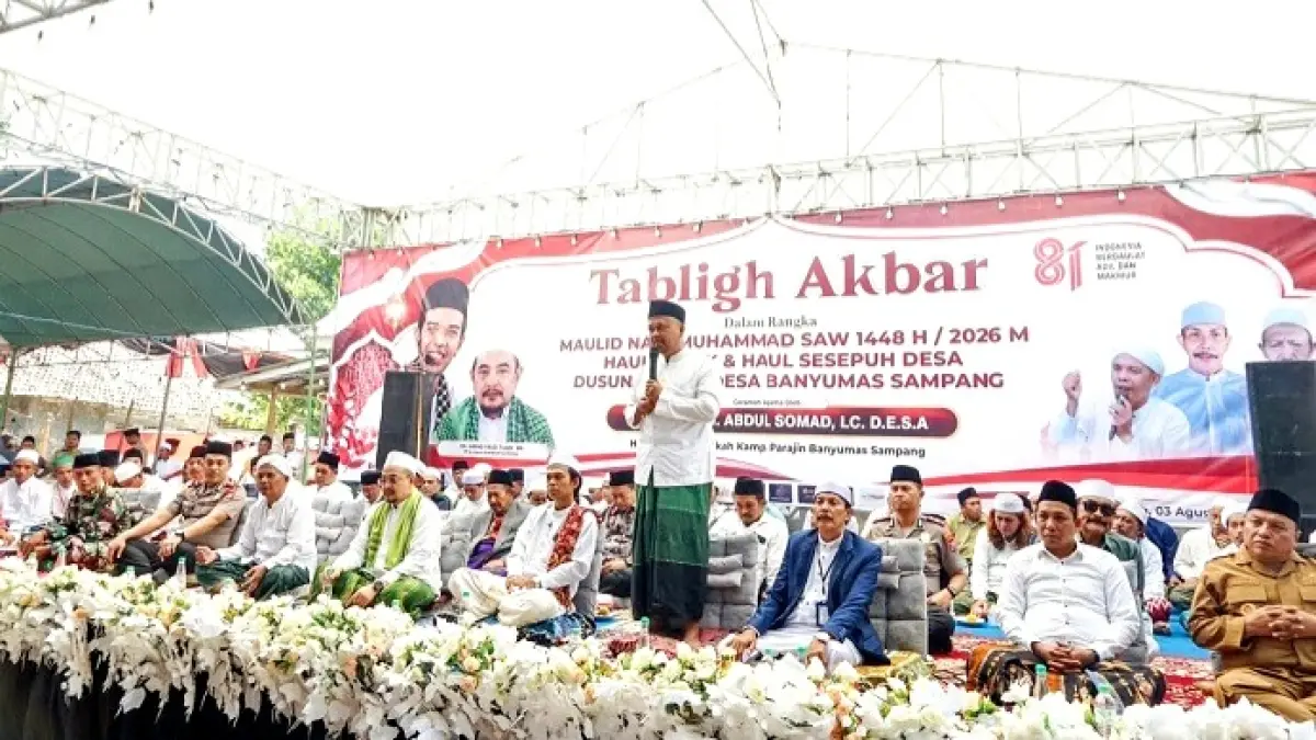 PENUH SEMANGAT: Wabup Sampang Ahmad Mahfudz menyampaikan sambutan saat menghadiri kegiatan tablig akbar di Desa Banyumas, Sampang, Senin (3/8). (PROKOPIM UNTUK JPRM)