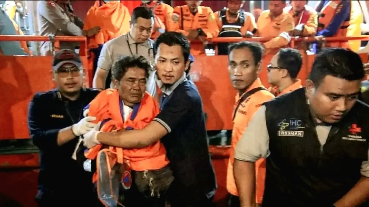 SELAMAT: Tim SAR mengevakuasi korban laka laut KM Mutiara Sentosa 2 di Pelabuhan III Pelindo Kalianget, Sumenep, Senin (3/8). (POS SAR SUMENEP UNTUK JPRM)