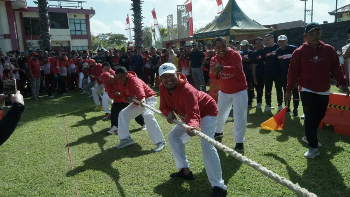 SEMARAK: Bupati Sumenep Achmad Fauzi Wongsojudo (depan) mengikuti lomba tarik tambang bersama ASN di halaman kantor pemkab, Desa Kolor, Kecamatan Sumenep, Senin (3/8).