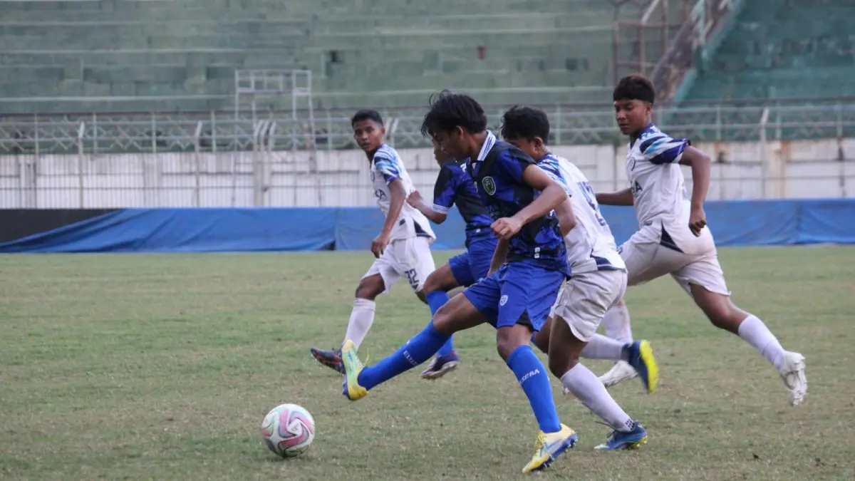 SENGIT: Pemain Perseba Bangkalan (jersei bir hitam) berebut bola dengan pemain Unesa FC di Stadion Gelora Bangkalan (SGB), Minggu (2/8).