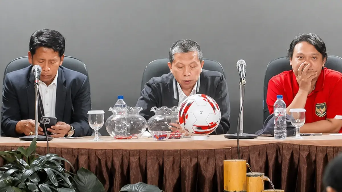 SERIUS: Asprov PSSI Jawa Timur dalam kegiatan manager meeting and drawing group di Surabaya, Selasa (21/7).