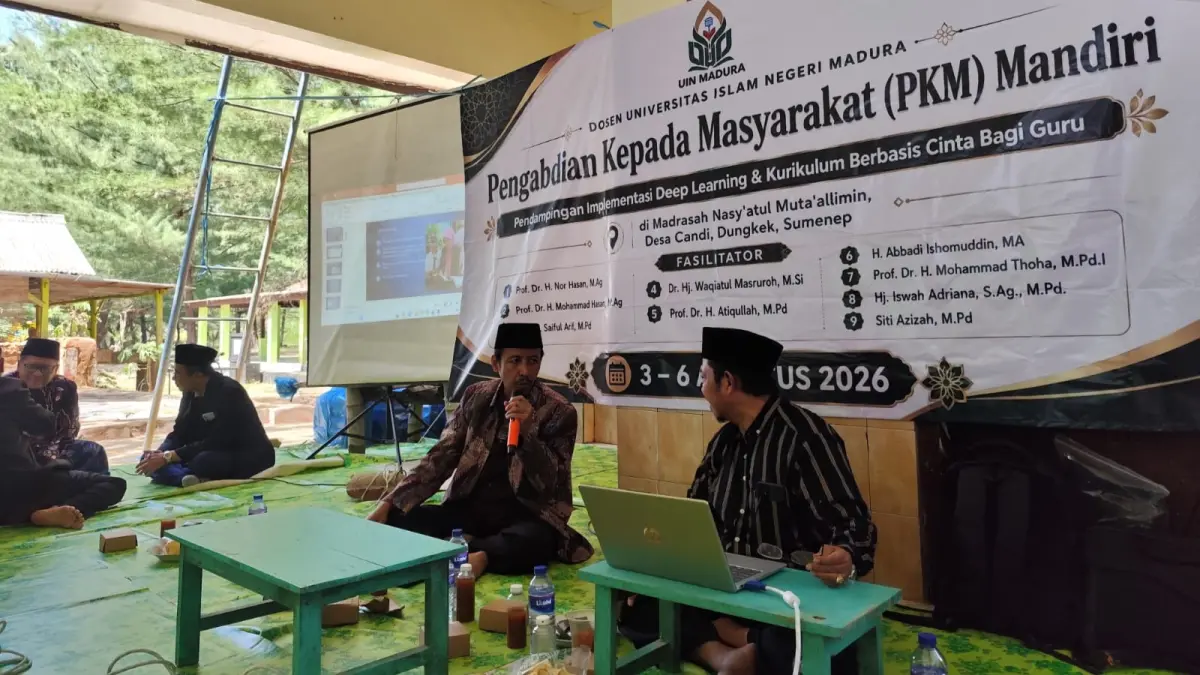 SUKSES: Fasilitator menyampaikan materi dalam PKM Mandiri Pendampingan Implementasi Deep Learning dan Kurikulum Berbasis Cinta di Pantai Lombang, Kecamatan Batang-Batang, Sumenep.&nbsp;