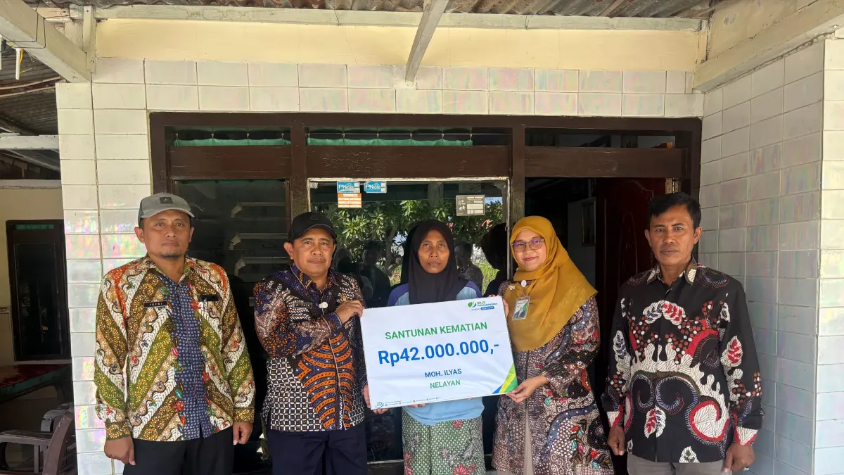 SUMRINGAH: Sudrie, nelayan penerima klaim JKK dari BPJS Ketenagakerjaan..
