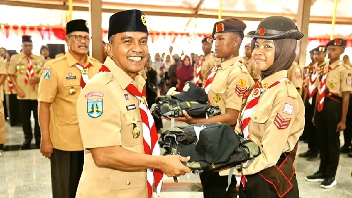 SUPPORT: Bupati Bangkalan Lukman Hakim menyerahkan atribut dan perlengkapan kepada peserta Jambore Nasional XII saat acara pelepasan di Pendopo Agung Senin (3/8). (PROKOPIM UNTUK JPRM)