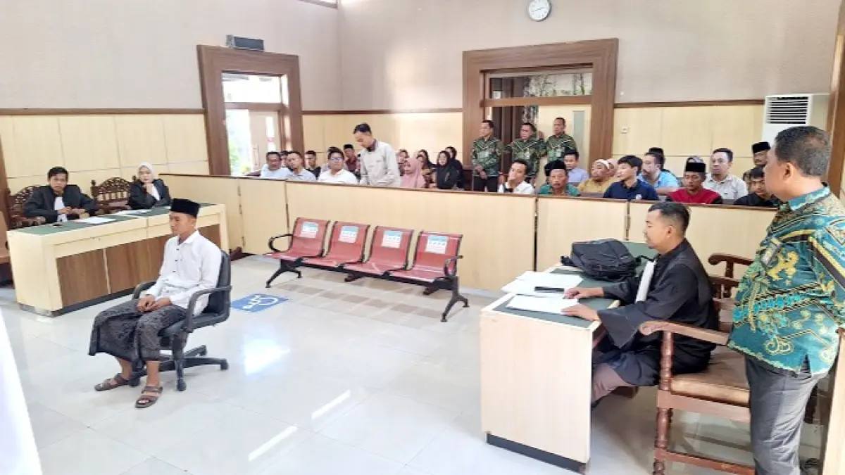 TERIMA VONIS: Nawiski duduk di bangku terdakwa Pengadilan Negeri Pamekasan, Kamis (2/7). (DOK JPRM)