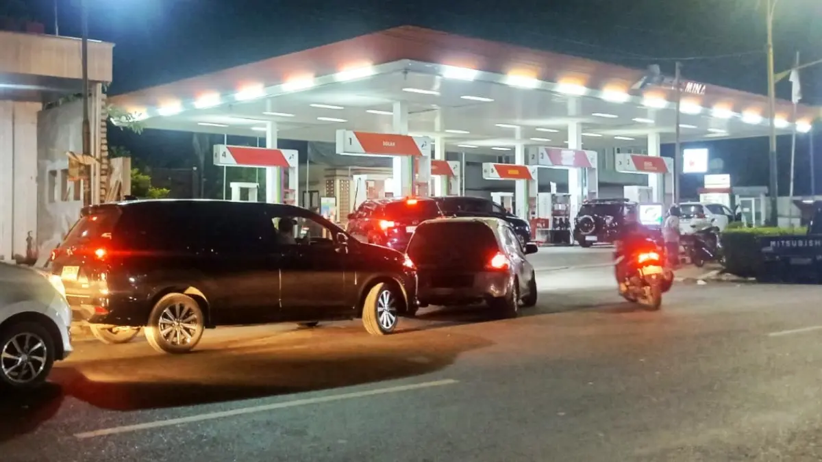 ANTRE: Sejumlah pengendara antre di SPBU 54.694.01 di Jalan Trunojoyo Desa Kolor, Kecamatan Kota Sumenep, Senin (3/8) malam.
