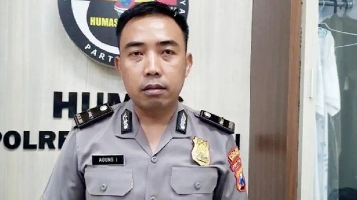 BERI KETERANGAN: Kasihumas Polres Bangkalan Ipda Agung Intama memberikan penjelasan soal dugaan pembegalan di ruang kerjanya Selasa (4/8). (HUMAS POLRES BANGKALAN UNTUK JPRM)
