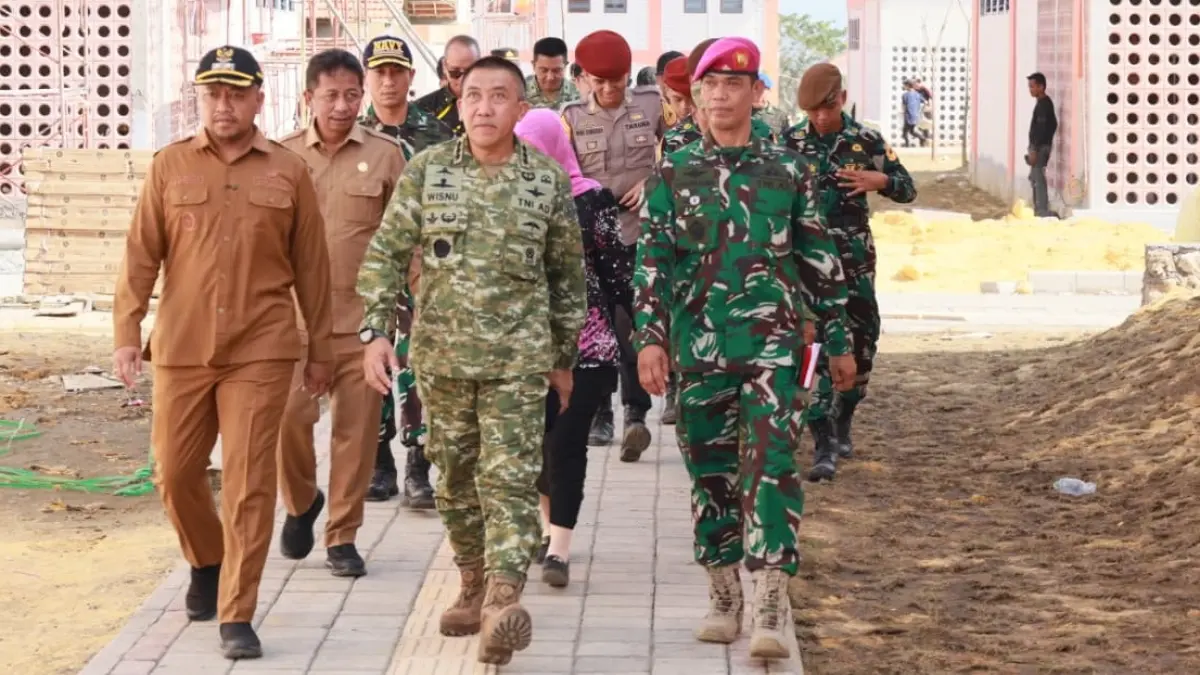 BERSINERGI: Danjen Akademi TNI Letjen TNI R. Sidharta Wisnu Graha (tengah) dan Wabup Sampang Ahmad Mahfudz (kiri) melihat kondisi SRT 1, Desa Sejati, Camplong, Sampang Selasa (4/8).
