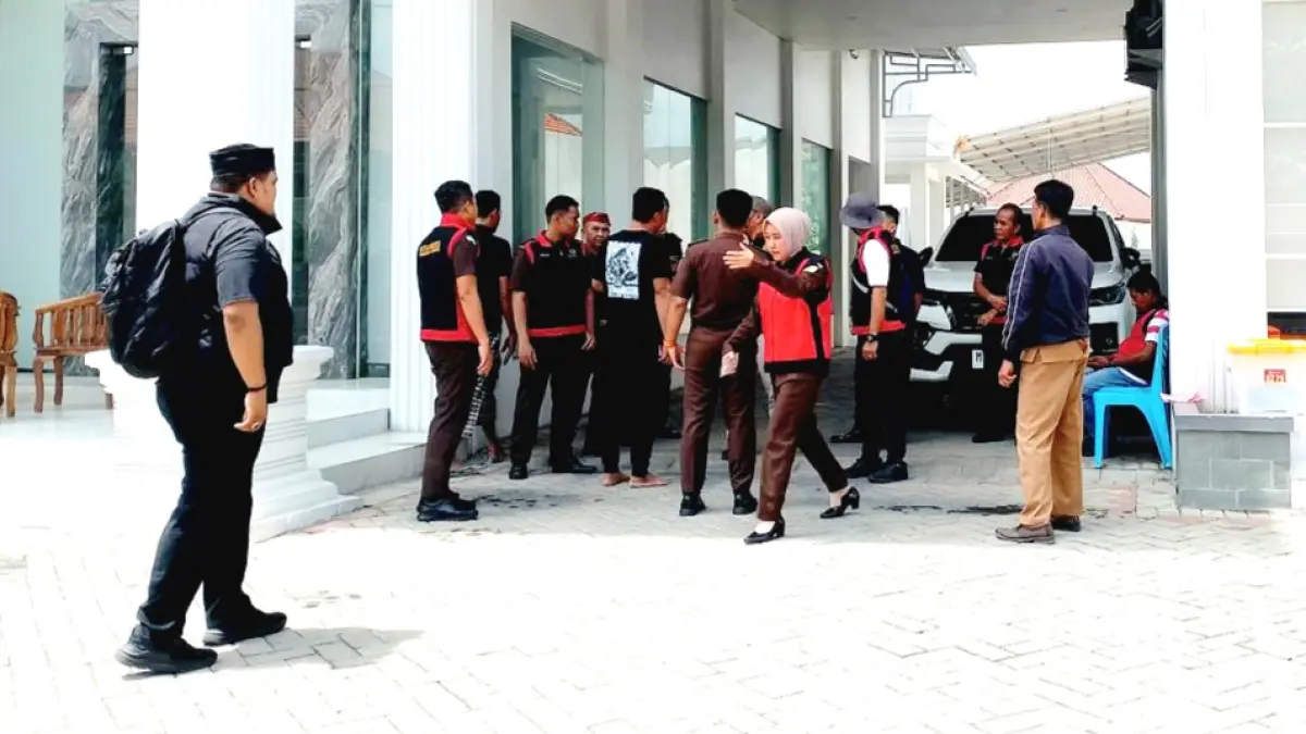 DIGELEDAH: Penyidik Kejari Sampang saat melakukan penggeledahan di gedung putih, rumah eks Wabup Sampang Abdullah Hidayat, Senin (22/12/2025). (UBAIDILLAHIR RA’IE/JPRM)