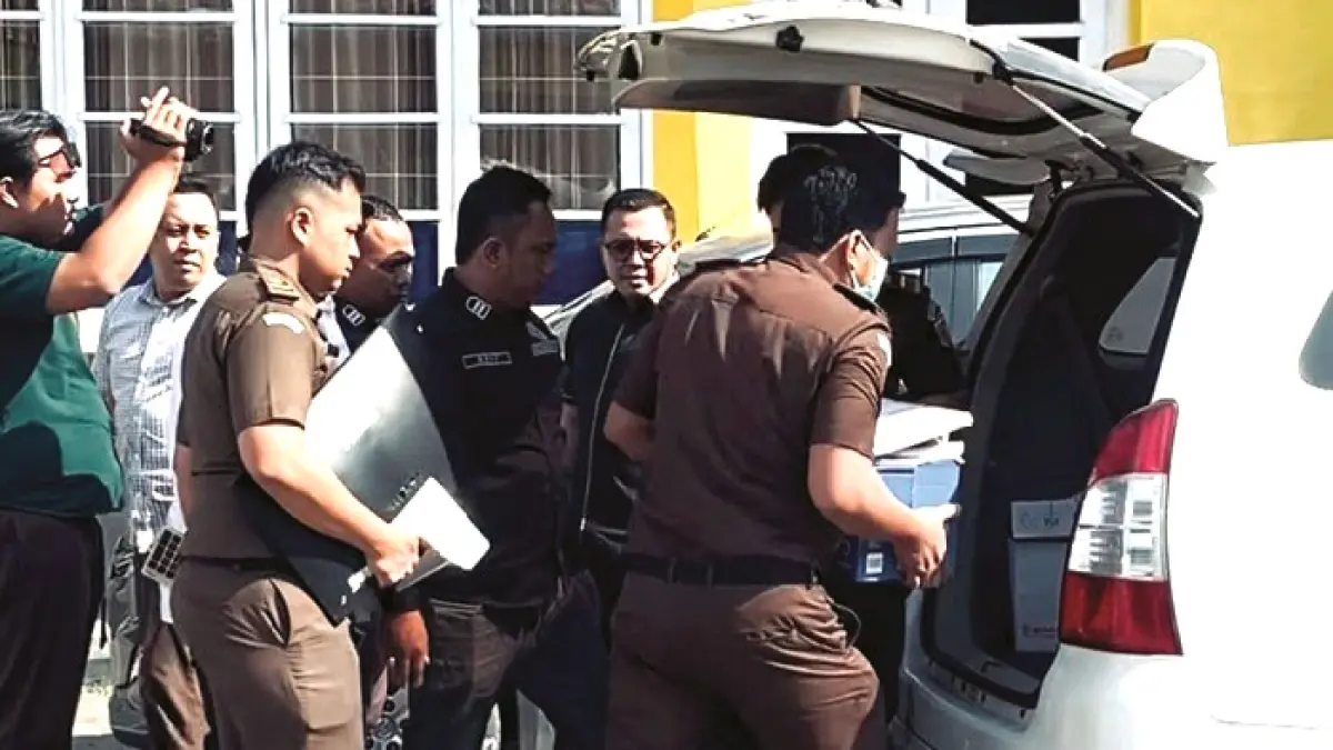 DIJADIKAN BARANG BUKTI: Tim Kejari Pamekasan memasukkan komputer dan berkas pasca melaksanakan penggeledahan di kantor dinas PUPR Selasa (4/8). (FAHMI JALIL/JPRM)