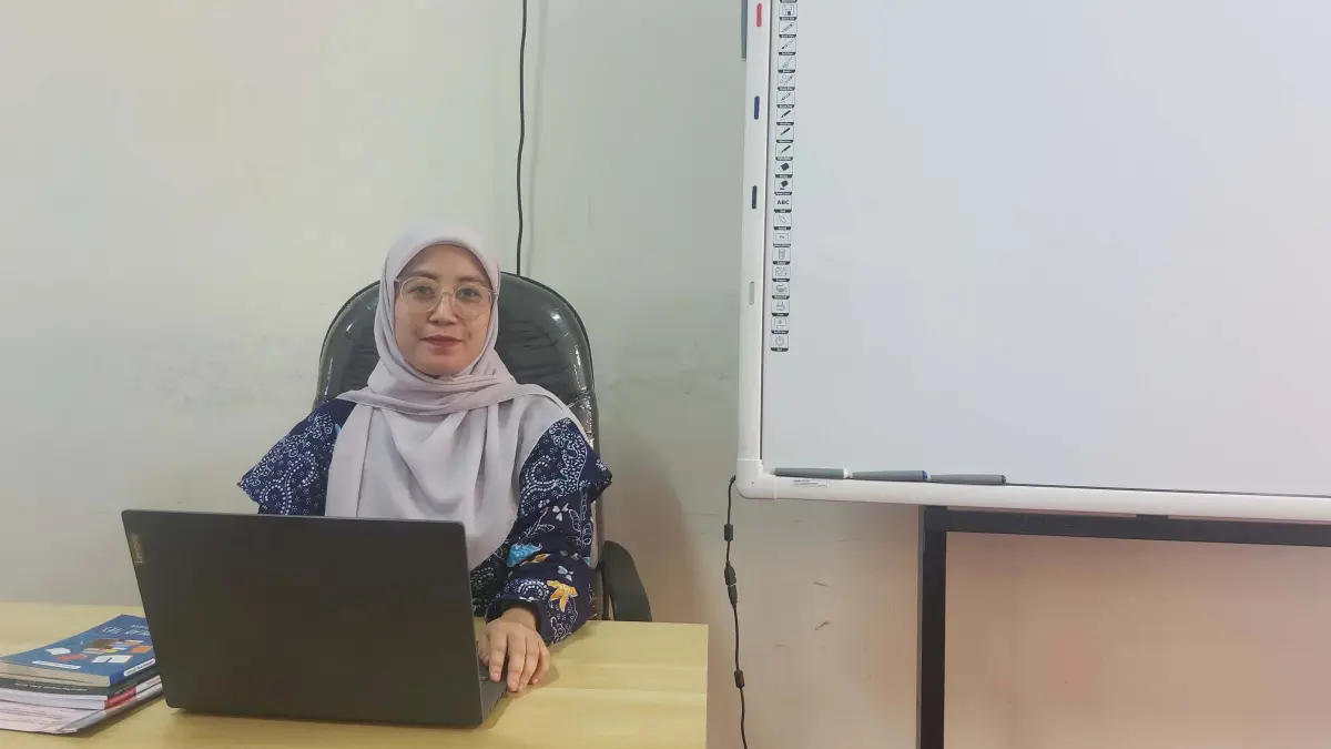 DOSEN MUDA: Koorprodi Pendidikan Bahasa dan Sastra Indonesia FKIP UTM Afiyah Nur Kayati berada di ruang kelas sebelum mengajar.