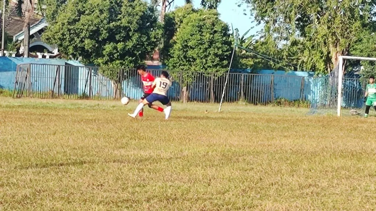 FOKUS: Perssu Madura City (kaus merah) saat bertanding dengan Football Traveler Sumenep di Stadion A. Yani, Desa Pabian, Kecamatan Kota, Sabtu (11/7).
