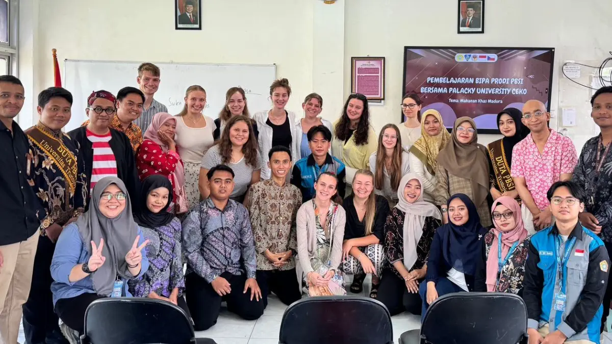 INTERNASIONAL: Koorprodi PBSI FKIP UTM Afiyah Nur Kayati membersamai mahasiswa Palacky University Ceko. 
