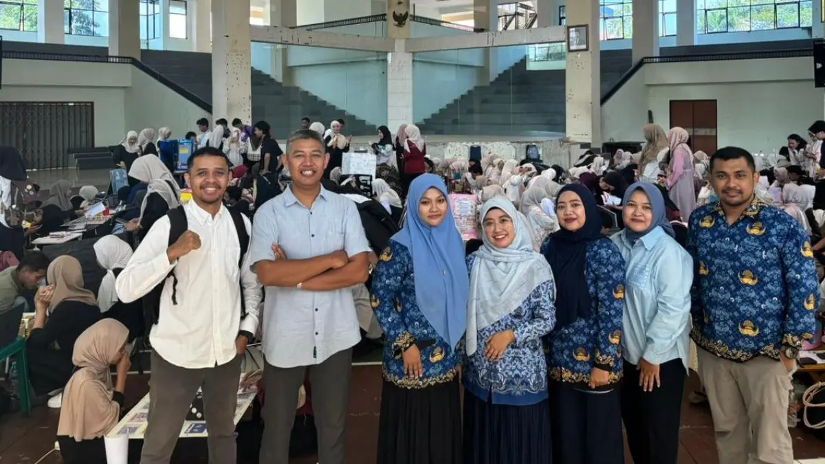 INTERNASIONAL: Koorprodi PBSI FKIP UTM Afiyah Nur Kayati membersamai mahasiswa Palacky University Ceko. 