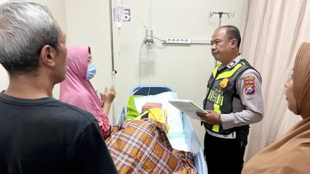 JALANI PERAWATAN: Aiptu Moch. Buchori saat memintai keterangan pihak keluarga pengendara sepeda motor Selasa (4/8). (SATLANTAS POLRES BANGKALAN UNTUK JPRM)