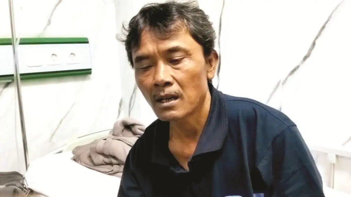 KORBAN SELAMAT: Edi Mulyadi menjalani perawatan di RSI Kalianget Sumenep, Senin (3/8). (MOH. LATIF/JPRM)
