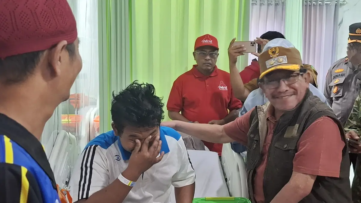 MELAYANI: Wakil Bupati Sumenep Imam Hasyim saat memantau langsung kondisi korban kebakaran KM Mutiara Sentosa 2 di RSI Kalianget, Sumenep, Senin (3/8).