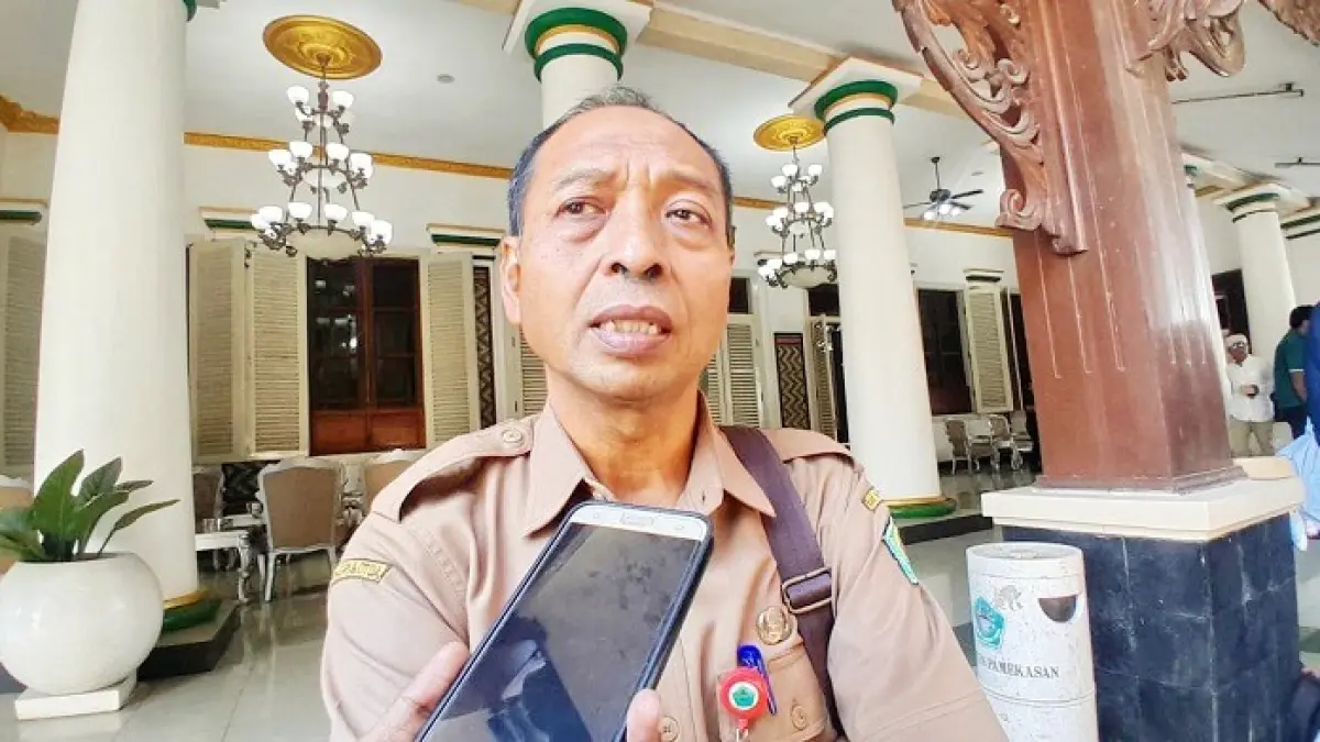 MEMBERIKAN KETERANGAN: Kepala Dinkes Pamekasan Saifudin saat doorstop di Pendopo Ronggosukowati. (M. KHOLIL RAMLI/JPRM)