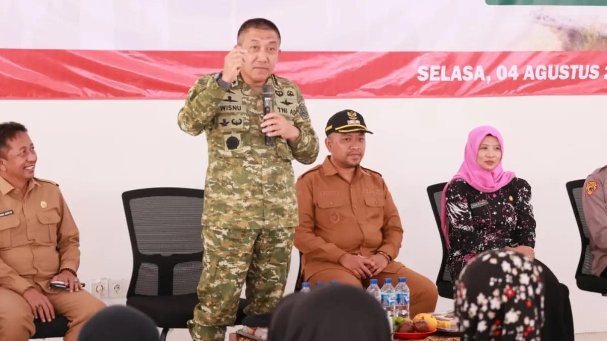 MENDIDIK: Wabup Sampang Ahmad Mahfudz (tengah) mendampingi Danjen Akademi TNI Letjen TNI R. Sidharta Wisnu Graha (pegang mik) saat berkunjung ke SRT 1, Desa Sejati, Camplong, Sampang, Selasa (4/8). (PROKOPIM UNTUK JPRM)