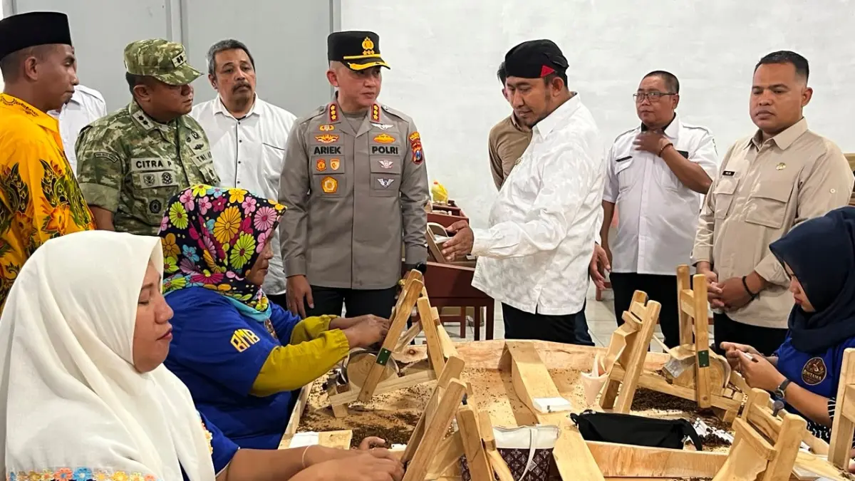 MENGAMATI: Bupati Sumenep Achmad Fauzi Wongsojudo bersama jajaran forkopimda saat melihat langsung pembuatan rokok di PR Bumitama Blamangan, Desa Lenteng Barat, Kecamatan Lenteng, Rabu (29/7).

&nbsp;