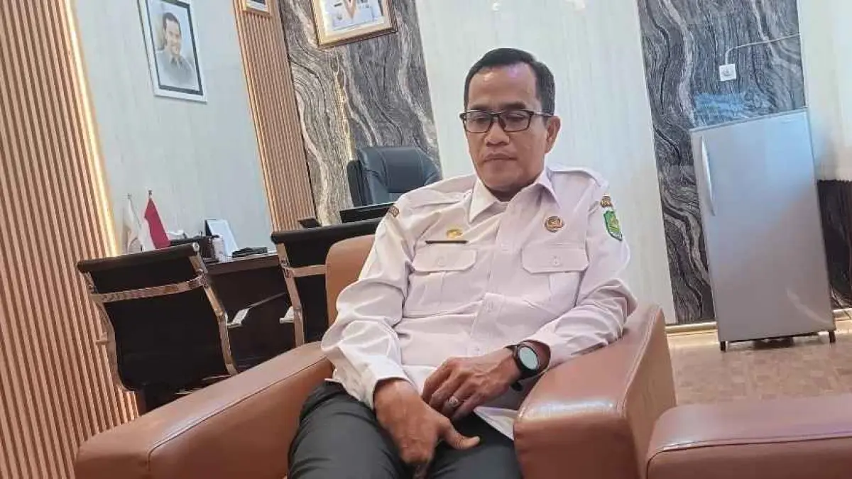MENJELASKAN: Kepala BKPSDM Sumenep Benny Irawan saat ditemui di kantornya.

&nbsp;