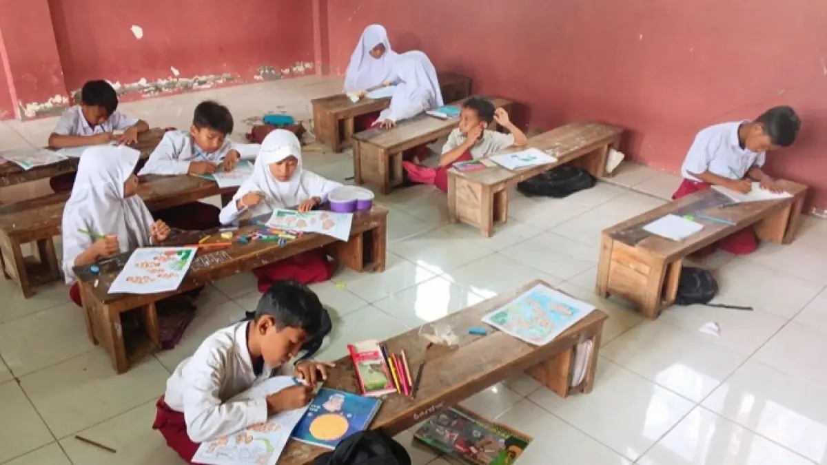 MENUNGGU REVITALISASI: Siswa SDN Konang 4, Kecamatan Konang, Bangkalan, belajar di madrasah terdekat Selasa (4/8). (ABDUL AZIS UNTUK JPRM)