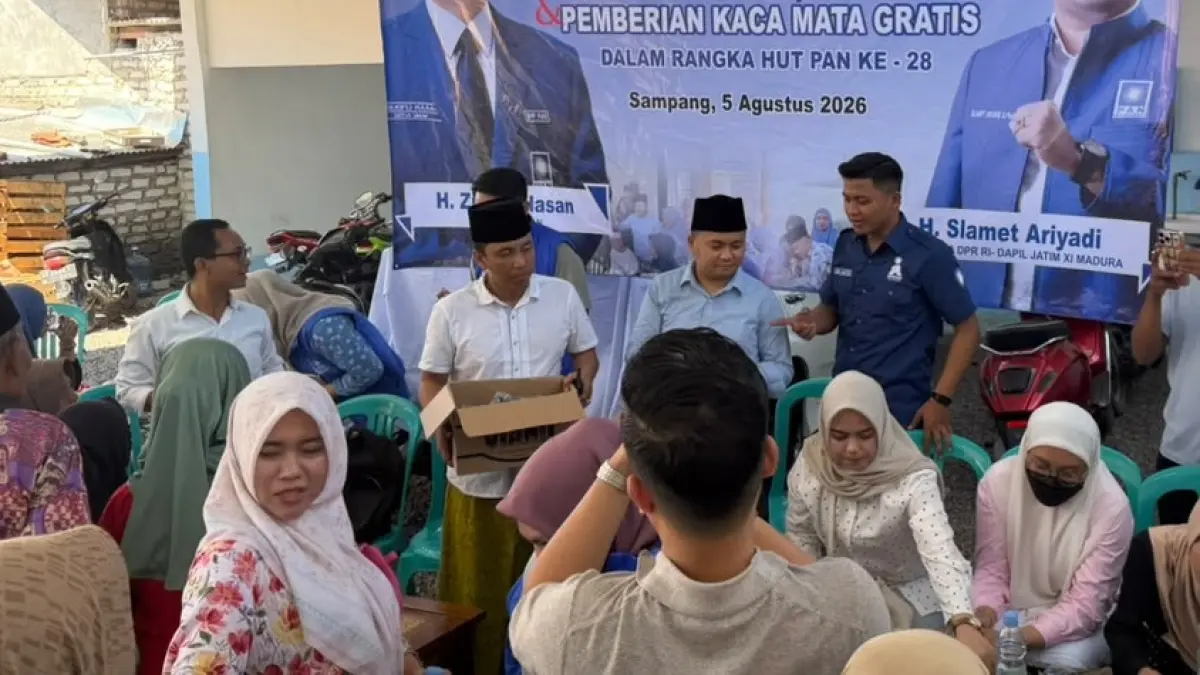 PEDULI: Anggota DPR RI Slamet Ariyadi didampingi Owner Babur Rizky, Achmad Eko Haryono melihat langsung kegiatan sosial yang dilaksanakan di Desa Tambaan, Camplong, Sampang, Rabu (5/8).