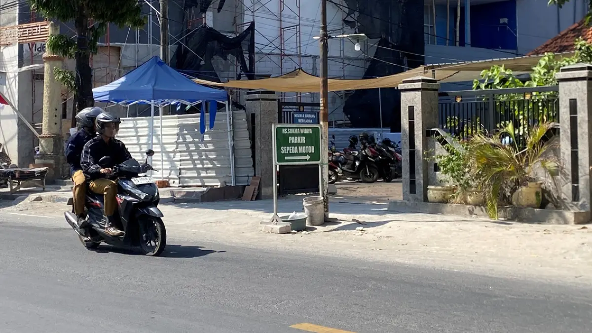PENARIKAN: Pengendara motor melintas di depan lahan parkir RS Sukma Wijaya, Jalan Diponegoro, Sampang, Selasa (3/8).