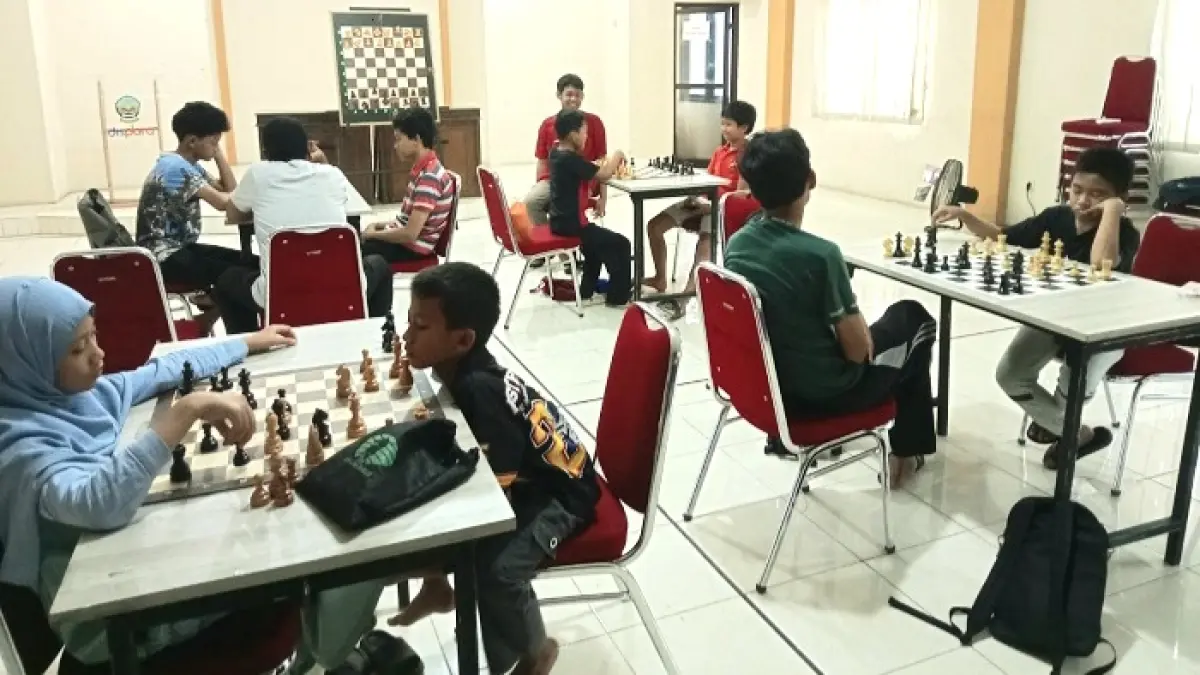 POTENSIAL: Atlet catur Bangkalan tengah mengikuti latihan rutin di aula Dispora Bangkalan, Sabtu (4/7). (PERCASI BANGKALAN UNTUK JPRM)