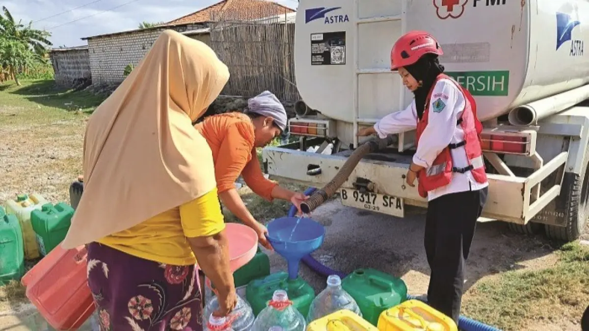 SEMRINGAH: Sejumlah warga di Desa Pegagan, Kecamatan Pademawu, antusias mendapatkan bantuan air bersih dari Palang Merah Indonesia (PMI) Pamekasan, Senin (3/8). (PMI PAMEKASAN UNTUK JPRM)