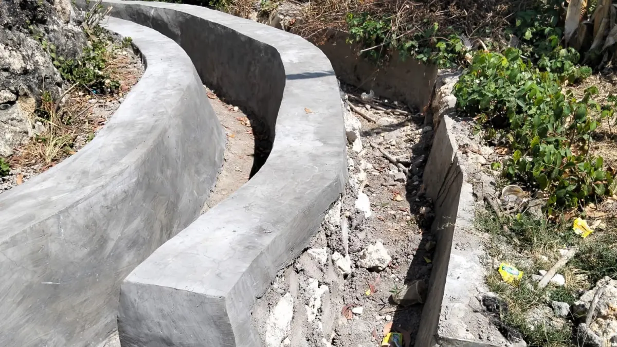 SEPI: Sisa bangunan irigasi di lokasi pembangunan P3TGAI 2026 belum dibongkar di Desa Taddan, Kecamatan Camplong, Sampang, Selasa (3/8).