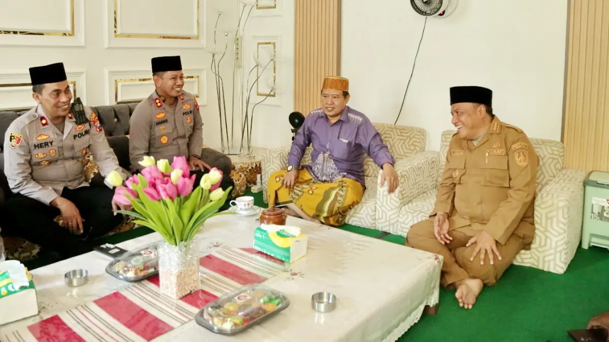 SILATURAHMI: Kapolres Sampang AKBP Anang Hardiyanto saat melakukan silaturahmi pada kediaman Ketua Tanfidziyah PCNU Sampang KH M. Itqon Bushiri di Pondok Pesantren Assirojiyah, Kajuk, Kelurahan Rongtengah, Sampang, Selasa (3/8).